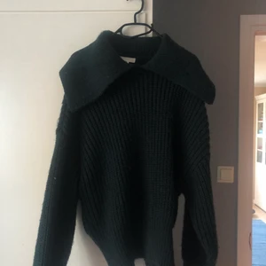 Stickad tröja med krage  - Mörkgrön stickad tröja med krage från H&M, köpt för ca 2 år sedan och endast använd 1 gång. Jättefint skick! 