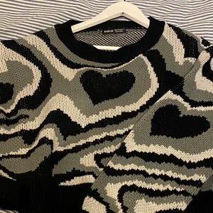 Stickad tröja - Grå svart mönstrad stickad tröja från shein. Använd fåtal gånger så i bra skick. Skriv vid fler frågor:) 