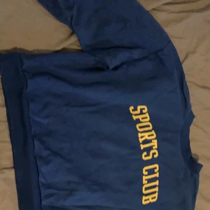 En h&m tjöja storlek l - En blå gul tröja bra skick från h&m. De är storlek l på tröjan men den är liten i sin storlek så ungefär m. Köparen står för frakt 40+frakt