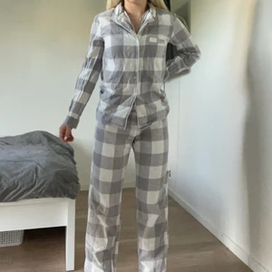 Pyjamasset  - Gulligt pyjamasset från lindex, jag är 155cm, köparen står för frakten på 66kr 