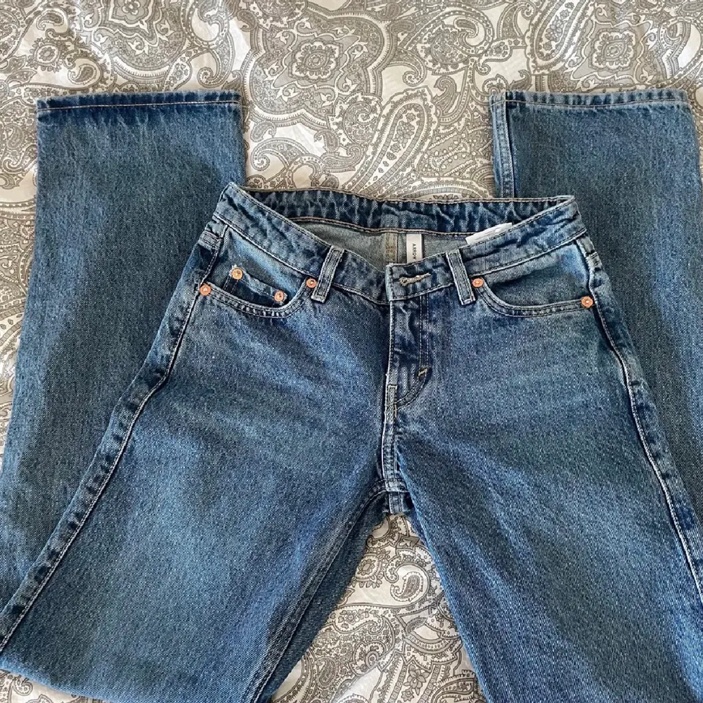 Säljer mina weekday arrow jeans! Använt fåtal gånger💓 (lånad bild) storlek 26/32. Jeans & Byxor.