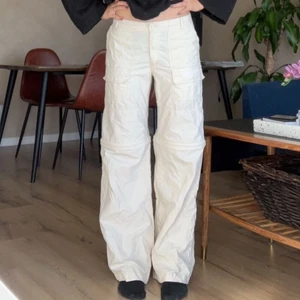 Cargo byxor - Aaaasss snygga beiga cargobyxor som jag ej vet var dem är ifrån:( men den är jätte sköna och är lågmidjade❤️ kontakta för fler bilder