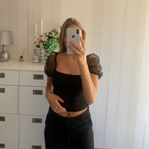 Toppar med volanger  - En jättefin svart topp från Amisu som tyvärr inte kommer till användning, använd ett fåtal gånger. Storlek S. 