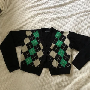 Croppad kofta med knappar - Helt ny croppad kofta med knappar från Shein, Strlk S