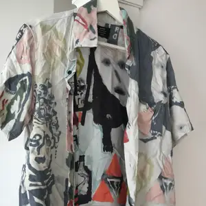 Säljer av min pojkväns kläder som inte används längre, och har använts väldigt sparsamt.   Sommarskjorta från VOLT strl M  Kan mötas upp i Norrköping men även posta mot Swish!