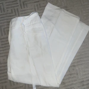 Linnebyxor strl S/M - 55% linen 45% viskos är byxorna i ❤️ Köpt på Kappahl för ett tag sedan, har inga defekter. Försluts med 3 knappar, har ett snöre man kan ta bort ✨Storlek 38 men skulle säga att den passar en liten 38 alternativt en 34. Frakt ingår 🚀 PMa vid frågor 