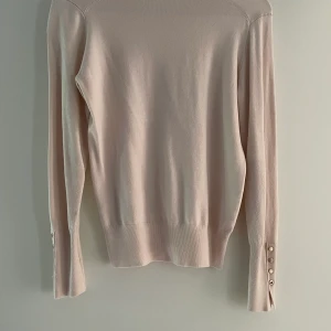 Fin långärmad tröja🤍 - Långärmad beige/ kräm vit tröja från zara. Aldrig använd😍 skriv för fler bilder