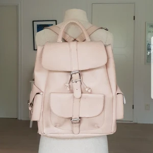 Beige ryggsäck - Beige ryggsäck, jättefin men lite använt skick, se bilder. Samfraktar gärna
