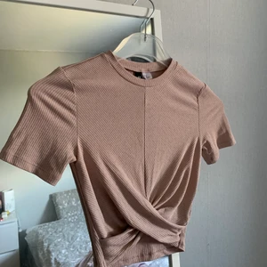 Crop topp - Säljer denna snygga crop toppen från hm. Aldrig använt endast testad, så den är i fint skick. 