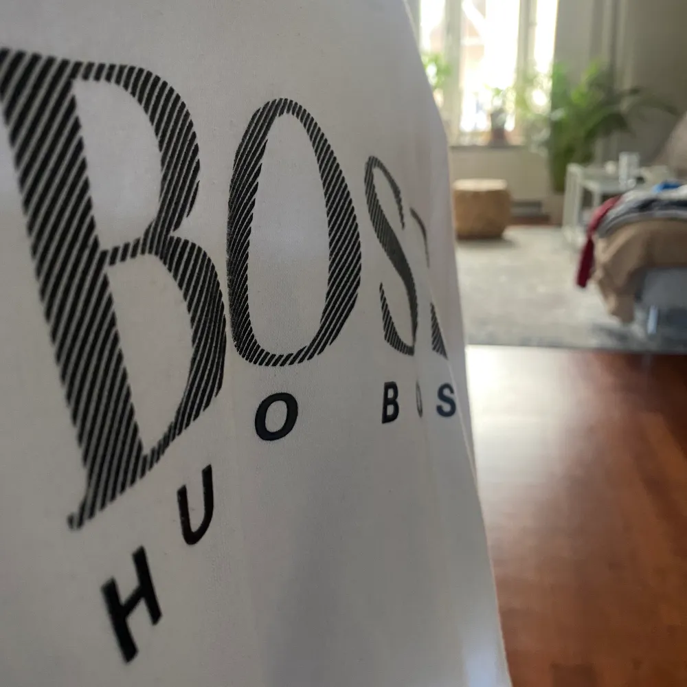 Säljer min Hugo Boss hoodie då den inte används längre. Jättefint skick, tryck på bröstet utan defekter! Storlek S herr, men jag (en tjej) som vanligtvis är s/m har använt den! Frakt ingår i priset (350kr) men kan även mötas upp i Stockholm! 😄. Hoodies.