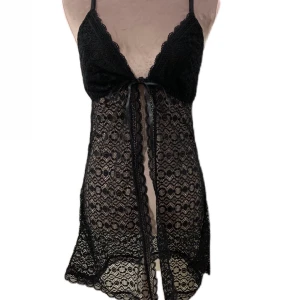 Nattlinne med spets och formpressade kupor - Säljer denna fina nattlinne.  