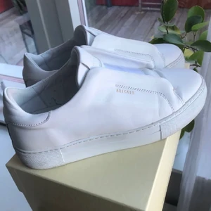 Arigato skor  - Köpta för 2000kr på arigato affären i Stockholm. Använda fåtal gånger under sommaren så det finns tecken av användning men fortfarande fint skick 🙌