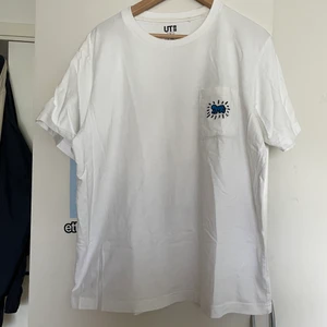 Uniqlo x keith hairing  - Säljer denna uniqlo tee från ett Keith Hairing samarbete. Sitter boxy och najs!!