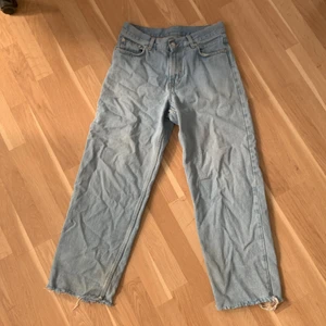 Sweet sktbs byxor  - Säljer mina sweet sktbs byxor, lite trasiga vi fötterna. Skate byxor.