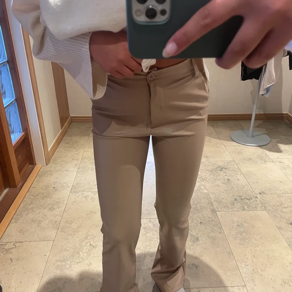 Supersnygga beige skinnbyxor från madlady i storlek xs, aldrig används! 💗köparen betalar frakten (49kr).. Farkut & Housut.