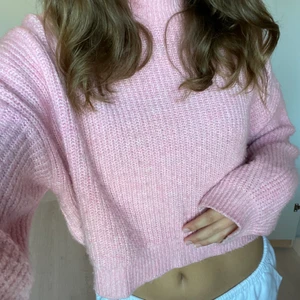 Stickad tröja - Säljer denna stickade tröjan från Nelly då den inte används längre. Skriv om ni är intresserade, köparen står för frakten💓