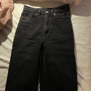 Svarta jeans Monki - Svarta jeans från Monki i fint skick! Storlek 26 i waist, dvs Small. Ganska korta i modellen så dom passar dig som är 160 cm eller kortare. Annars är dom ankellånga i modellen. 