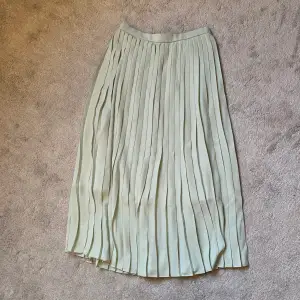 Jätte fin mint grön kjol från uniqlo! Köpt för ca 2 år sedan och använd ett par gånger. Fortfarnde i fint skick! Kan mötas upp och slicka 