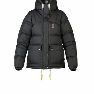 Fjällräven jacka  - Intressekoll på min fina fjällräven jacka som jag fick i present i vintras, sparsamt använd. Passar s. Nypris är 7 000. Vill se hur mycket jag kan få för den. Väldigt eftertraktad och poppis. Så varm o gosig❤️ SÄLJER INTE UNDER 4000