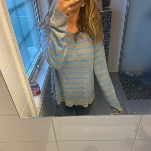 Randig tröja, zara - Jättefin randig tröja från zara, köptes förra hösten.💙Är i storlek xl men jag som är en s passar i den. Köparen betalar frakten (39kr)💙