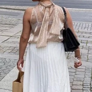 Söt prickig topp från zara - Säljer min favorittröja från zara. Dåliga bilder för den är svår att ta kort på. Nyköpt 400