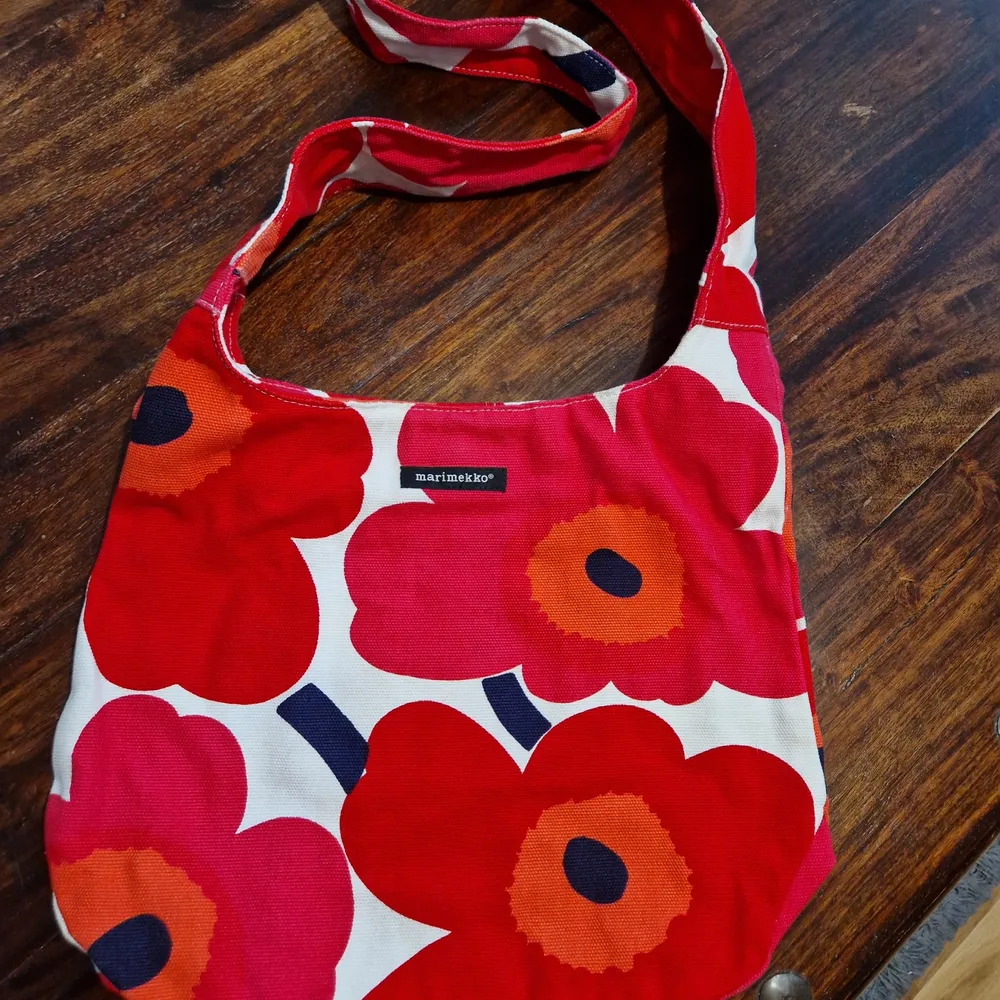 Knappt använd Marimekko blommig/röd väska . Väskor.