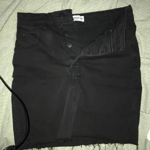 PULL&BEAR svart skjol - Säljer denna kjolen pga den inte passar mig längre. Den är använd endast typ två gånger. 