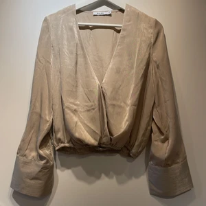 Topp med vida armar - Helt oanvänd, säljer då den inte passar mig.