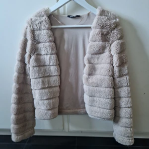 Jacka  - En jacka/kofta från gina tricot storlek xs använd 5 gånger max. I beige fluffig som ny. Pris går o diskutera 
