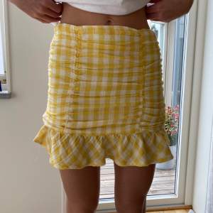 Gul rutig kort volang kjol. Nypris 299kr, använd en gång (för liten)