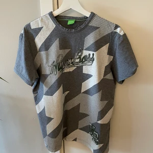 Hugo Boss herr t-shirt M - Märkes t-shirt herr •Äkta såklart. Fint skick! •Storlek M •Pris: 150 kr *Kolla gärna mina andra inlägg också* 🚫Djurfritt och rökfritt hem 📍Kan mötes upp i Mölnlycke centrum 📬Kan skickas mot fraktkostnad