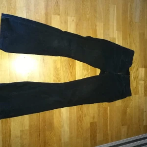 Levis Manchester runt st.28 - Utsvängda svarta Manchester.  Står ingen storlek men gissar 28