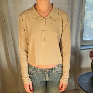 Beige långärmad tröja  - Beige långärmad tröja från hm med knappar, använd några gånger med i bra skick