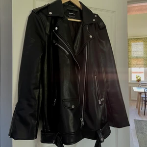 Bikerjacka - Säljer denna bikerjacka från stradivarius i storlek M. Sitter oversize på mig som är 170cm och vanligtvis har S/M i kläder. Jackan är nästan oanvänd och i perfekt skick. Köparen står för frakt 🫶🏼
