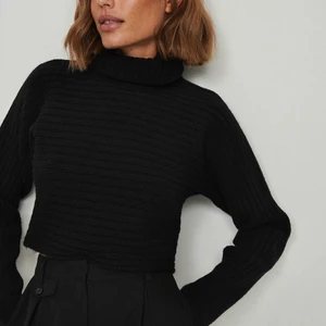 Croppad stickad tröja  - Knappt använd, kommer inte till användning❤️