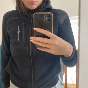 Sail racing Hoodie  - Säljer min mörk blåa sail racing hoodie, då den inte kommer till användning längre, fint sick!!  Storlek 160 passar som xs/s 