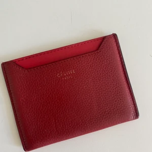 Celine Korthållare plånbok röd - En röd korthållare från Celine i kalvskinn. Använd men ändå bra skick. Ordinarie pris 2300kr