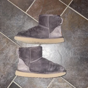 UGGs ❤️❤️ - Säljer mina uggs då jag inte tycker om färgen❤️lite slitna där framme men ser väldigt bra ut ändå, lite grå-brun i färgen, storlek 37, har som fukt skador därför säljs billigt då de nästan inte e använda❤️skriv privat för fler bilder eller andra frågor ❤️