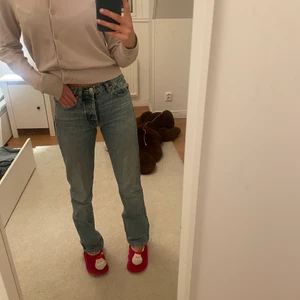 Zara jeans  - Säljer dessa super snygga mid Rise jeans från zara i storlek 34💗