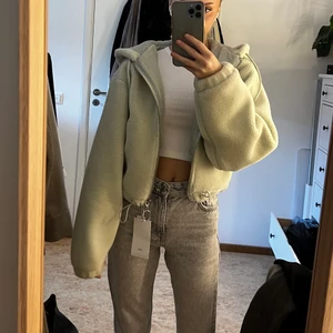 Supermysig grön munkjacka / teddyjacka xs - Säljer min älskade munkjacka då jag inte längre har plats för den :(. Super varm och skön perfekt nu till hösten och vintern, lite oversize💓