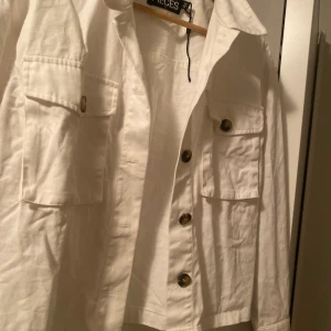 Jacka - En skjortjacka från picses, köpt på veromoda för 399kr, säljer den 100kr  Använd endast 5 gånger. Skriv om ni är intresserade. Frakt tillkommer
