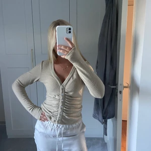 Beige kofta  - Beige kofta som har blivit lite nopprig efter tvätt:( frakt ingår ej🥰