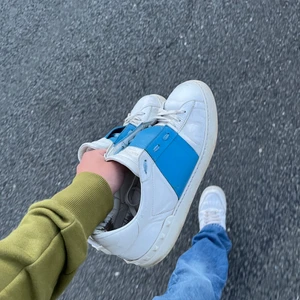 Valentino sneakers - Valentino sneakers i använt skick men mycket kvar att ge! Ej tvättade osv på bild. Storlek 43, nypris 6000kr, tar bud självklart äkta 