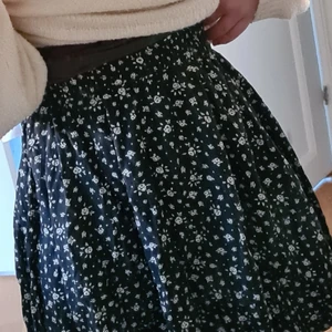 Dr denim kjol xs - Svart kjol med vita små blommor från dr denim i storlek xs