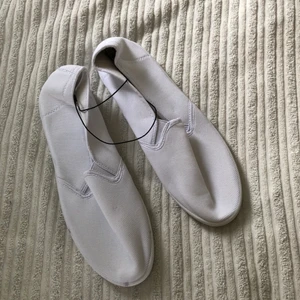 Vita slip in skor - Helt nya Vita slip in skor lätta att ta på sig och att ha som tofflor lika bra som skor. Strlk 41