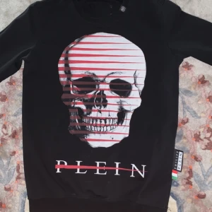 Philipp Plein tröja - Philipp plein tröja Storlek: Jag har storlek S i kläder och den passar på mig perfekt