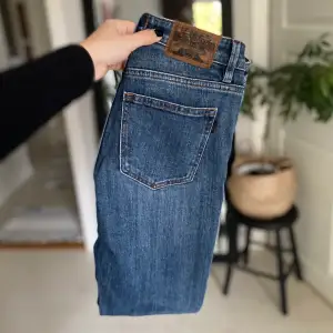 Helt nya jeans från Crocker. Lite för lång för mig som är 165☺️ Storlek 28/34. meddela gärna för fler bilder eller frågor🥰 frakt tillkommer 🤍