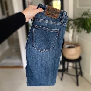 lågmidjade jeans - Helt nya jeans från Crocker. Lite för lång för mig som är 165☺️ Storlek 28/34. meddela gärna för fler bilder eller frågor🥰 frakt tillkommer 🤍