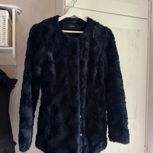 Pälsjacka  - Jättefin marinblå pälsjacka i nyskick. (Fakepäls)