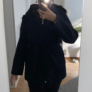 Kappa - Säljer vidare då jag tyckte att den inte passade mig. Är 165 och kappan är ner till mitten av låren 💕